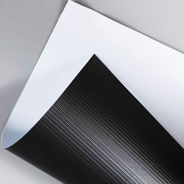 LONA FRONTLIT 380 G/M2, BRANCO BRILHANTE, VERSO PRETO, COM TECIDO 300X500, 18X12 EM ROLO DE 3,20X50M