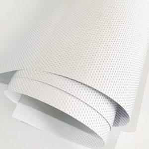 VINIL AUTO ADESIVO COM FILME BRANCO PERFURADO 120 MICRONS E LINER 130 GSM/M2 EM ROLO DE 1,37X50M